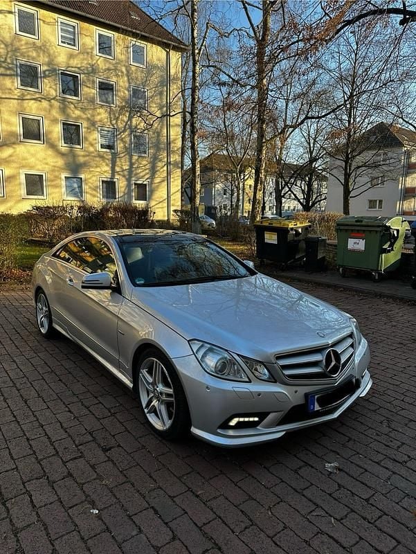 Silber Gebraucht 2010 Mercedes E250 Coupé | 7.500 € (Superpreis) - Bild 1/4