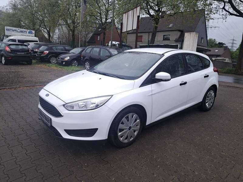 Weiß Gebraucht 2016 Ford Focus Limousine | 5.999 € (Superpreis) - Bild 1/4