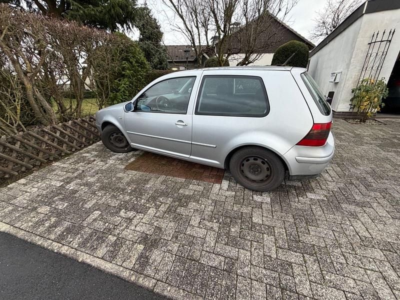 Grau Gebraucht 2001 VW Golf Basis Limousine | 500 € (Superpreis) - Bild 1/4