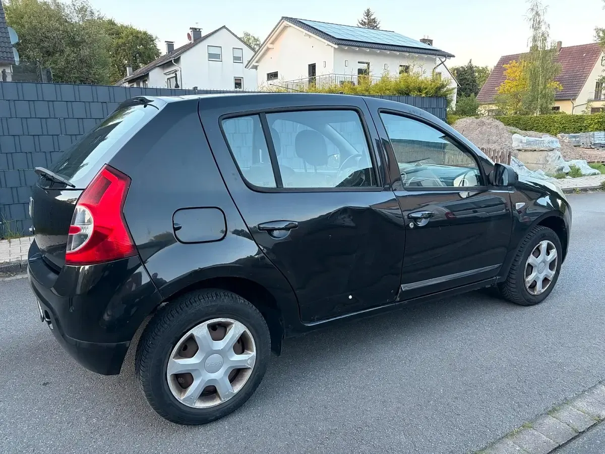 Gebraucht Dacia Sandero 75 PS (55 kW) 2012 Schwarz Kleinwagen