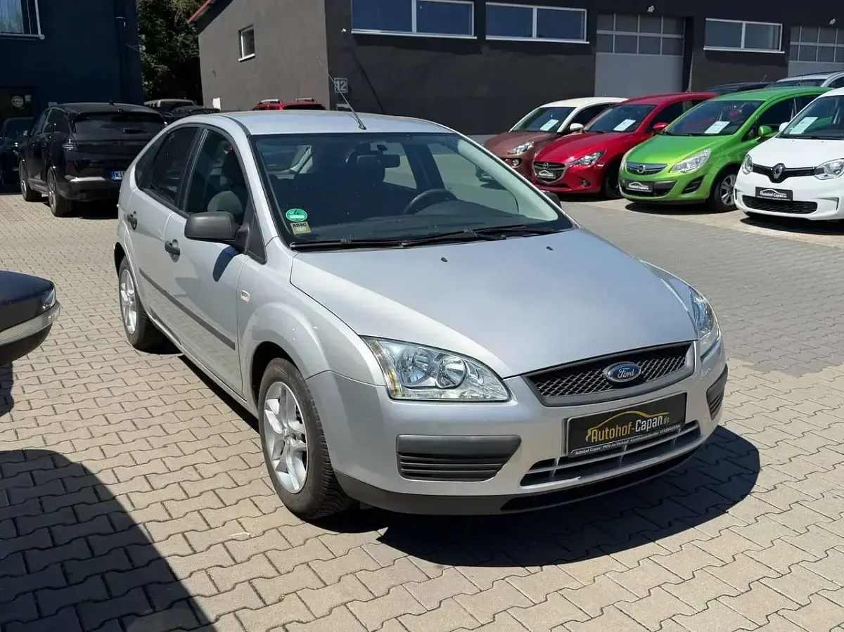 Gebraucht Ford Focus Trend 116 PS (85 kW) 2005 Silber Limousine