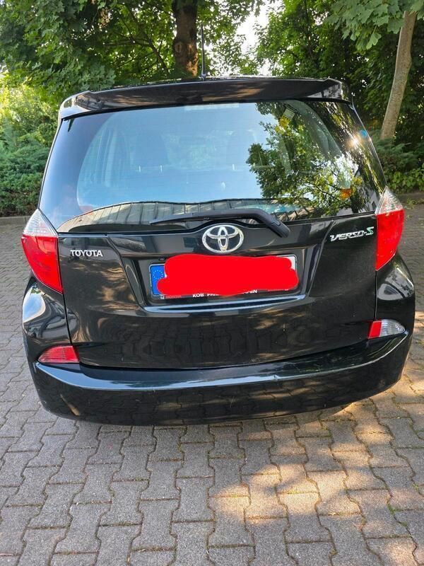 Schwarz Gebraucht 2012 Toyota Verso-S Van / Kleinbus | 7.499 € (Fairer Preis) - Bild 1/4
