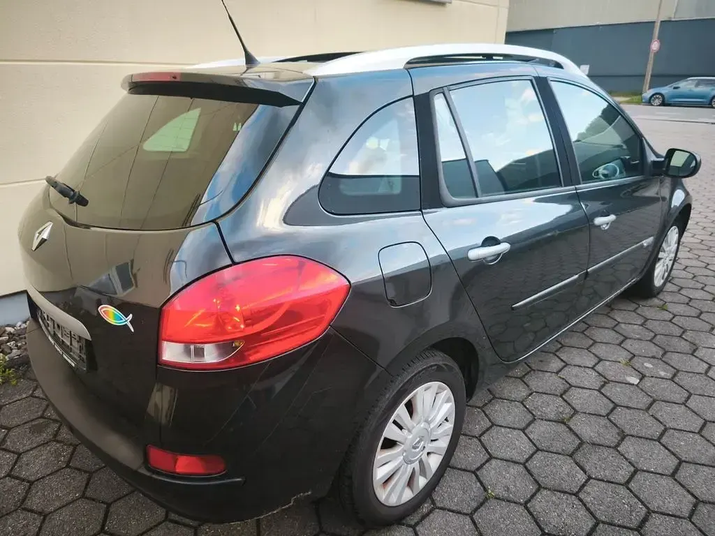 Używany Renault Clio II Dynamique 101 KM (74 kW) 2010 Czarny Sedan/Limuzyna