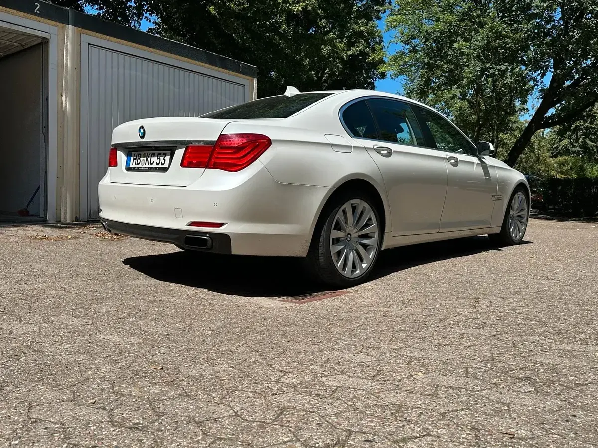 Gebraucht BMW 740 326 PS (239 kW) 2009 Weiß Limousine