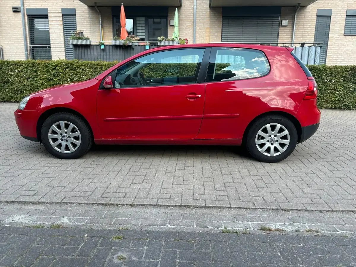 Gebraucht VW Golf V 105 PS (77 kW) 2005 Rot Kleinwagen