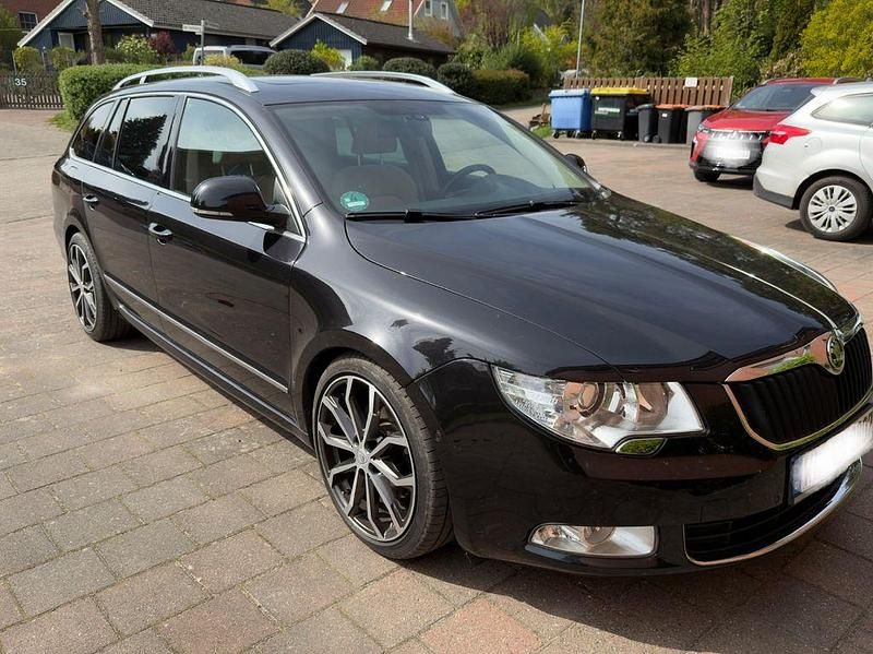 Używany Skoda Superb Elegance 170 KM (125 kW) 2011 Czarny Kombi
