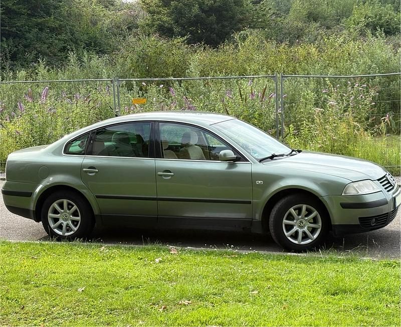 Grün Gebraucht 2002 VW Passat Limousine | 4.400 € - Bild 1/4