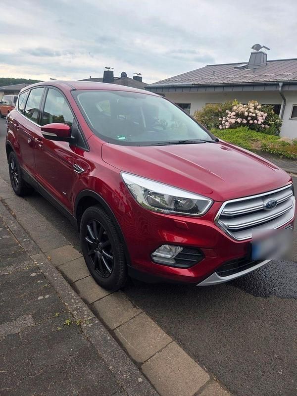 Gebraucht Ford Kuga Trend 150 PS (110 kW) 2017 Rot SUV