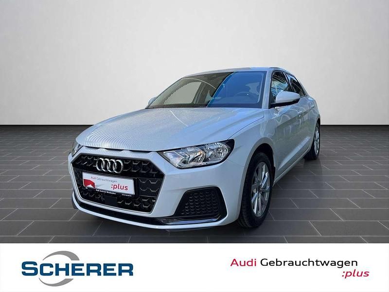Gletscherweiß metallic Gebraucht 2024 Audi A1 Advanced Plus Kleinwagen | 22.690 € (Fairer Preis) - Bild 1/3