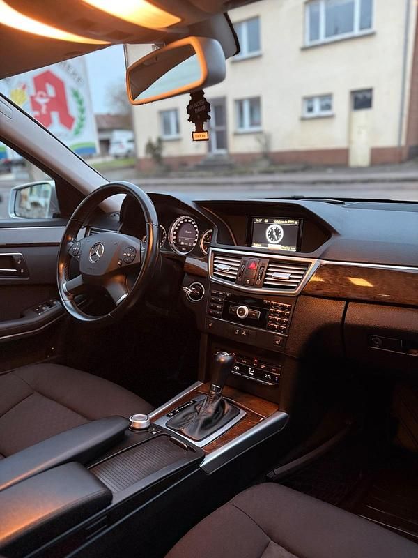 Gebraucht Mercedes E200 136 PS (100 kW) 2010 Silber Limousine