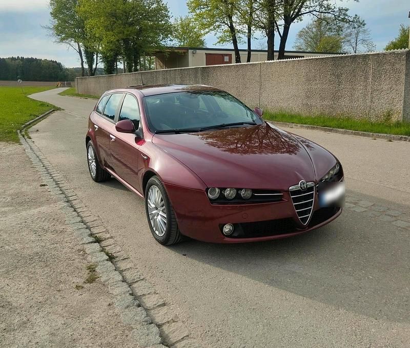 Second-hand Alfa Romeo 159 170 CP (125 kW) 2010 Roșu Break
