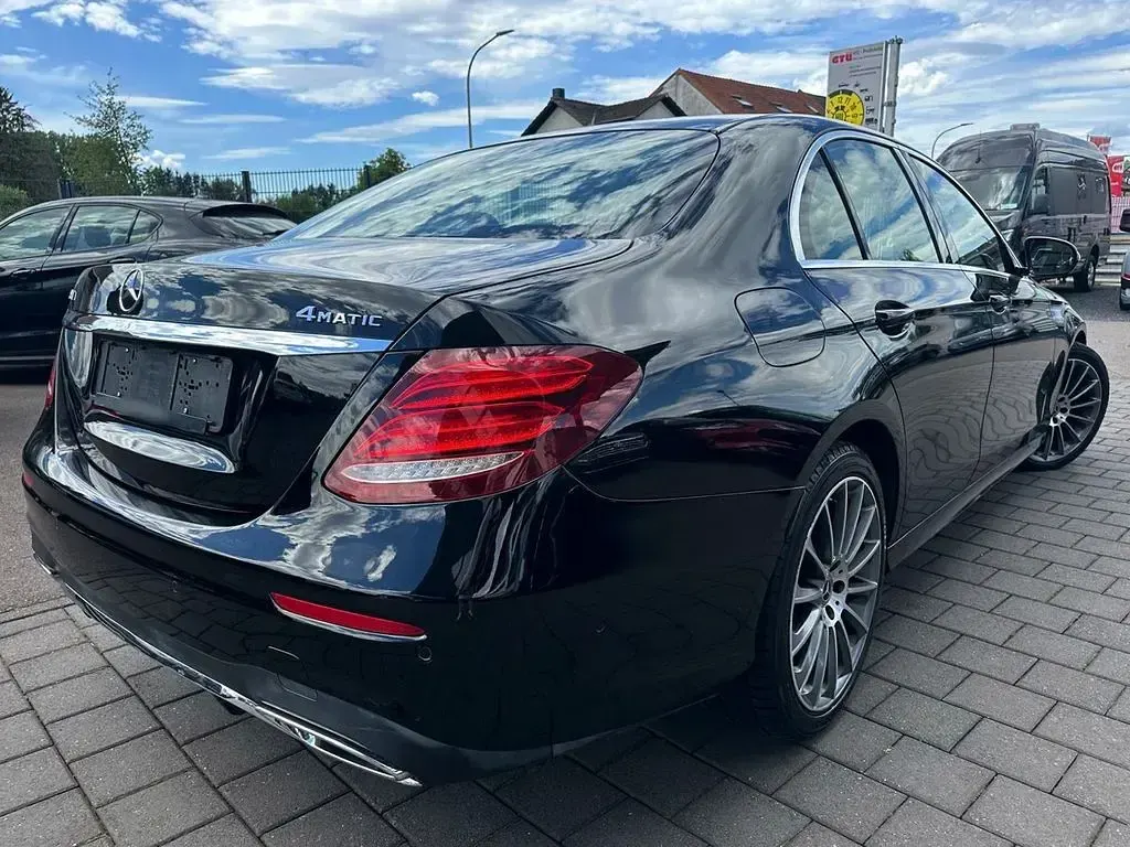 Gebraucht Mercedes E220 AMG 194 PS (142 kW) 2018 Schwarz Limousine