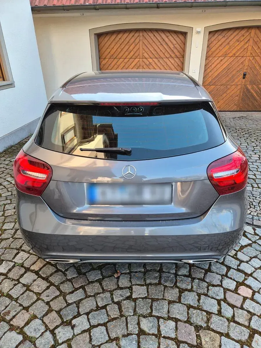 Gebraucht Mercedes A160 Urban 102 PS (75 kW) 2016 Grau Kleinwagen