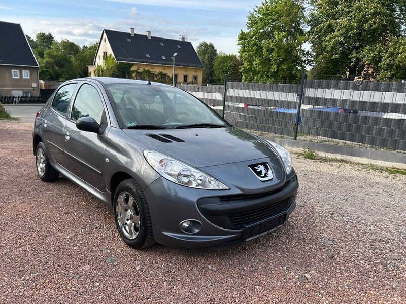 Grau Gebraucht 2011 Peugeot 206 Limousine | 3.200 € (Etwas zu teuer) - Bild 1/4