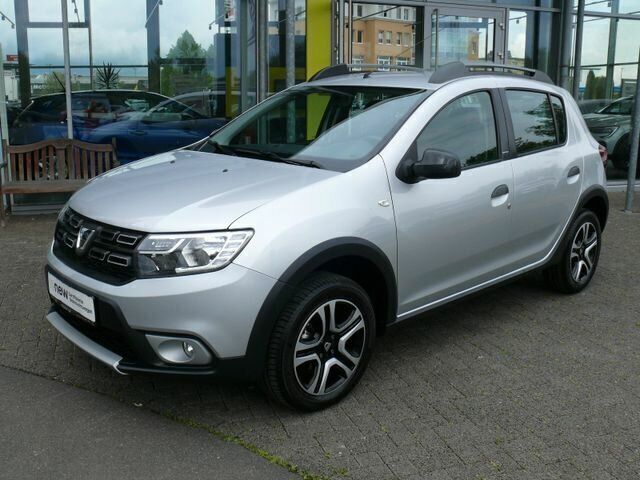 Grey metallic Gebraucht 2018 Dacia Sandero Celebration Kleinwagen | 10.990 € (Fairer Preis) - Bild 1/3