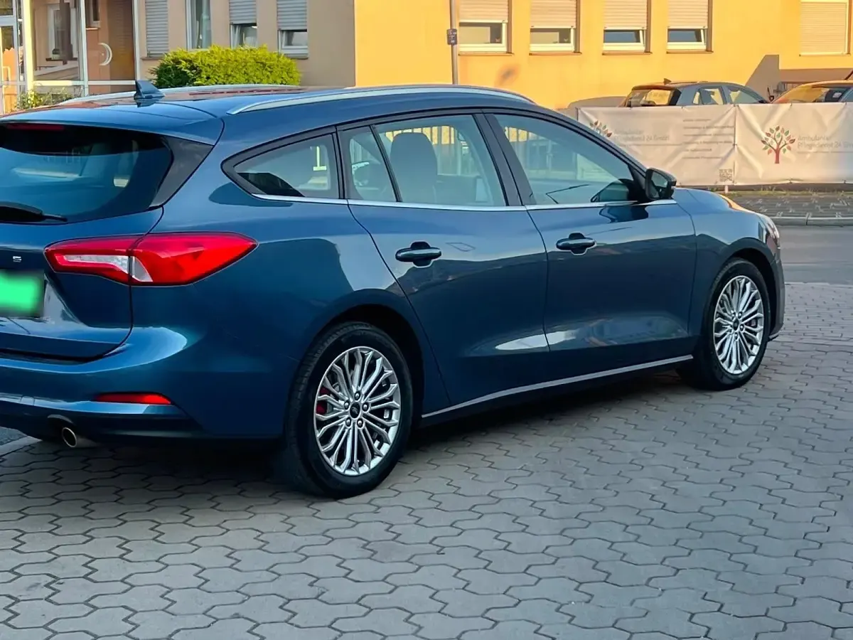 Gebraucht Ford Focus Titanium 120 PS (88 kW) 2020 Blau Kombi