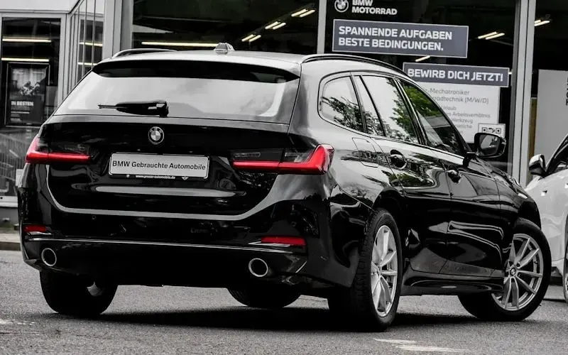 Gebraucht BMW 318 Shadowline 150 PS (110 kW) 2023 Schwarz Kombi