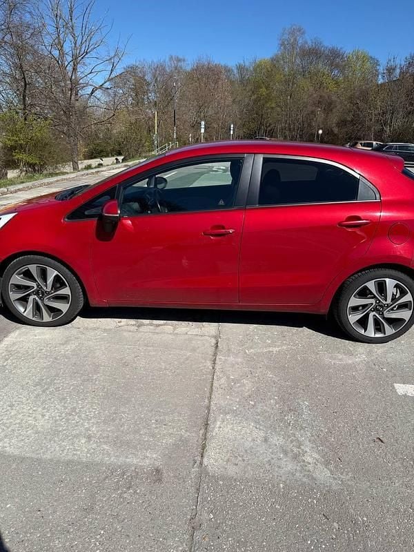 Gebraucht Kia Rio 99 PS (72 kW) 2015 Rot Kleinwagen