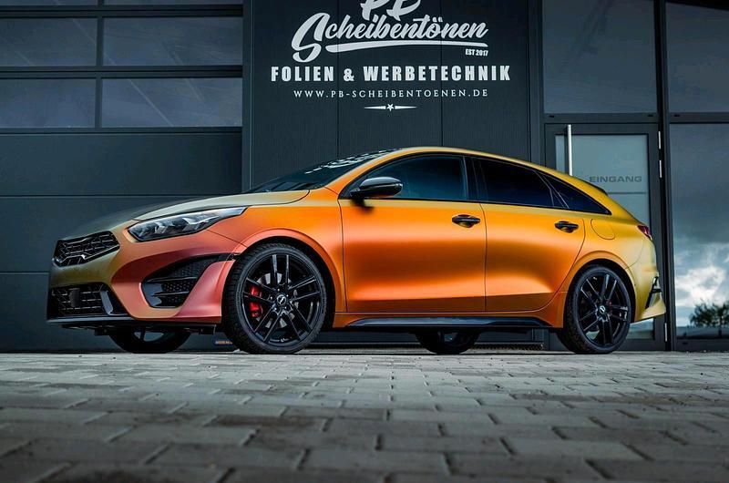 Orange Gebraucht 2023 Kia ProCeed GT Kleinwagen | 33.990 € (Teuer) - Bild 1/2