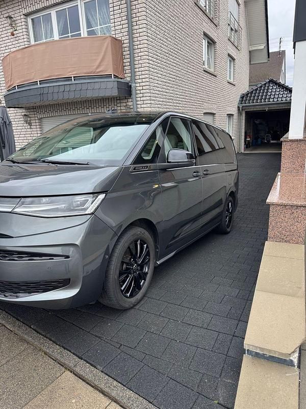 Gebraucht VW Multivan Edition 150 PS (110 kW) 2024 Grau Van