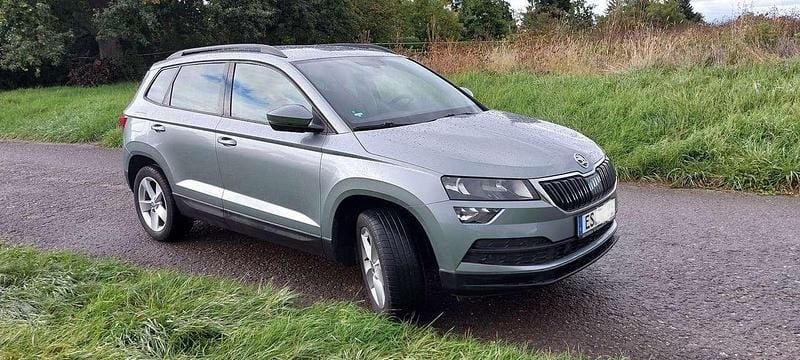 Silber Gebraucht 2020 Skoda Karoq Ambition SUV | 20.500 € (Superpreis) - Bild 1/4
