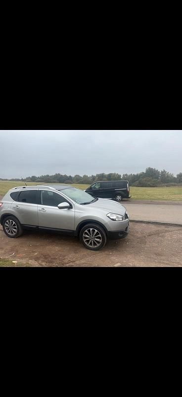 Silber Gebraucht 2010 Nissan Qashqai SUV | 7.849 € (Fairer Preis) - Bild 1/4