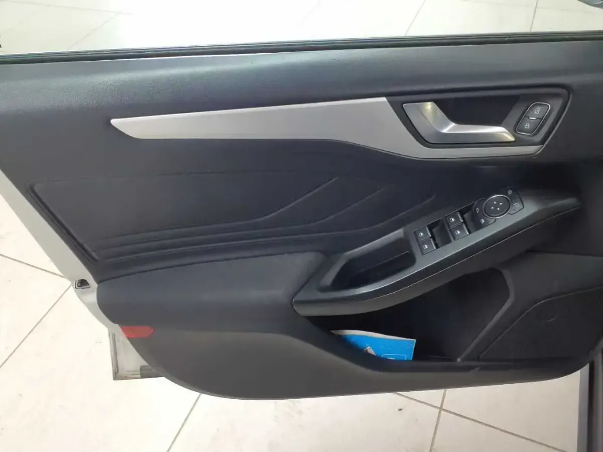 Używany Ford Focus Cool & Connect 120 KM (88 kW) 2020 Srebrny Kombi