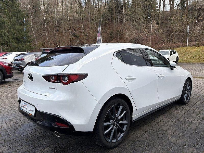 Używany Mazda 3 Selection 122 KM (89 kW) 2022 Biały Sedan/Limuzyna