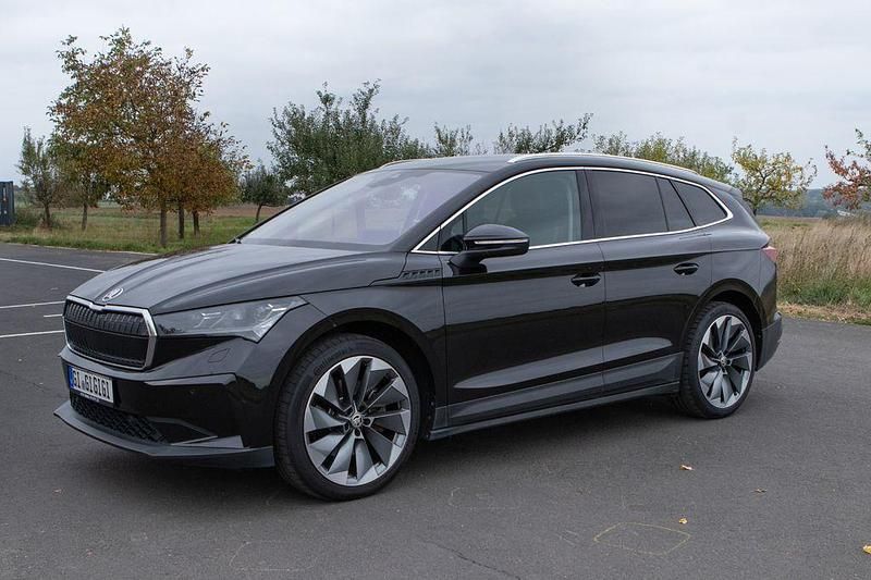 Schwarz Gebraucht 2021 Skoda Enyaq iV SUV | 26.800 € (Superpreis) - Bild 1/4