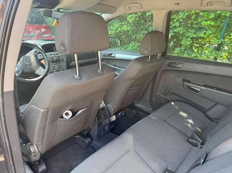 Gebraucht Opel Zafira Family 116 PS (85 kW) 2012 Plat.anthr./rogrey/0j:silbergr Van / Kleinbus