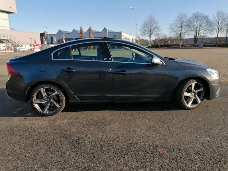 Grau Gebraucht 2013 Volvo S60 R-Design Limousine | 15.350 € (Etwas zu teuer) - Bild 1/4