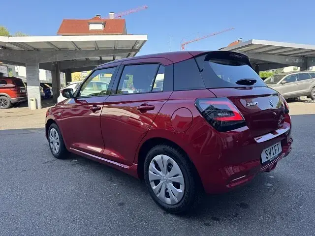 Neu Suzuki Swift Club 83 PS (61 kW) 2025 Burning red pearl metallic Kleinwagen