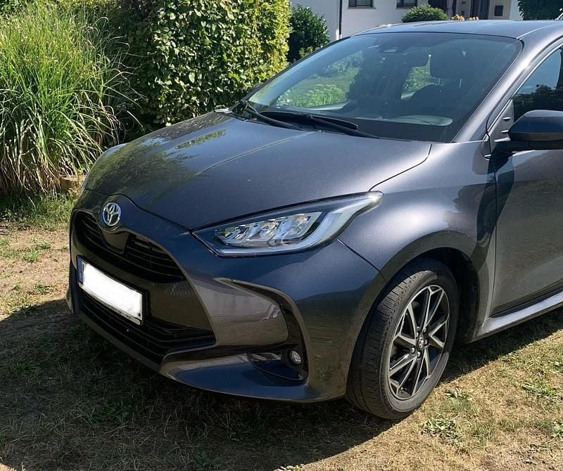Grau Gebraucht 2022 Toyota Yaris Hybrid Kleinwagen | 16.600 € (Superpreis) - Bild 1/4