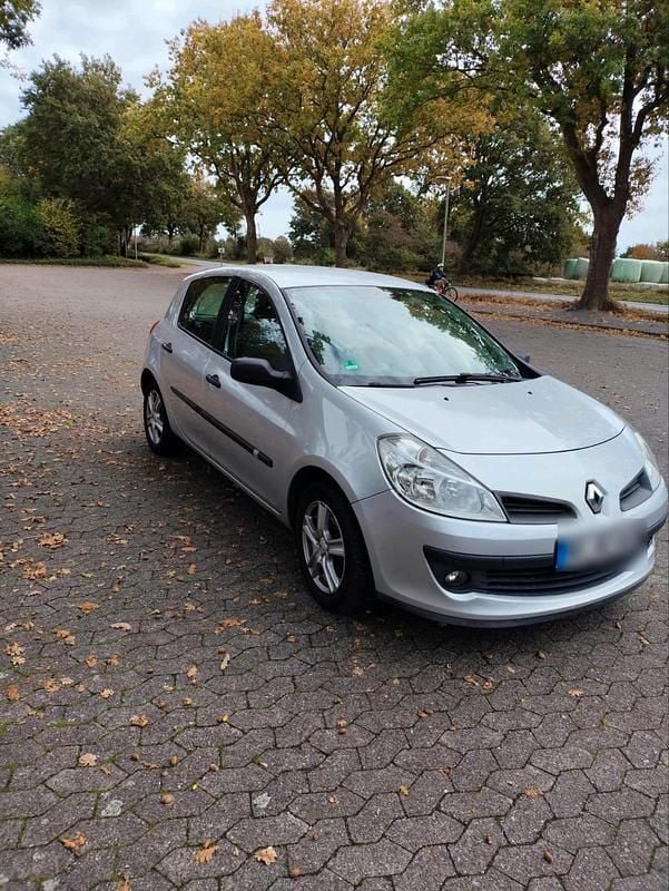 Silber Gebraucht 2006 Renault Clio II Kleinwagen | 1.950 € (Fairer Preis) - Bild 1/4