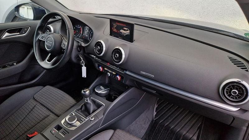 Gebraucht Audi A3 Sport 150 PS (110 kW) 2017 Blau Limousine