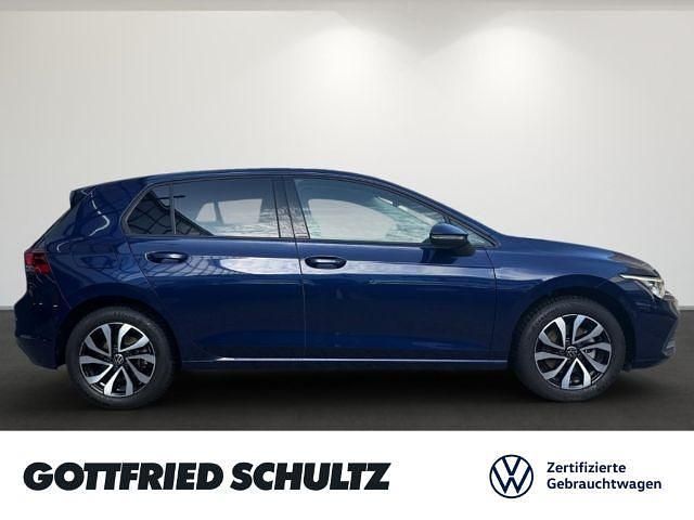 Gebraucht VW Golf VIII Active 150 PS (110 kW) 2023 Atlantic blue metallic Limousine