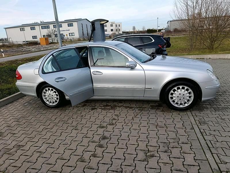 Grau Gebraucht 2006 Mercedes E280 Limousine | 5.850 € (Fairer Preis) - Bild 1/4