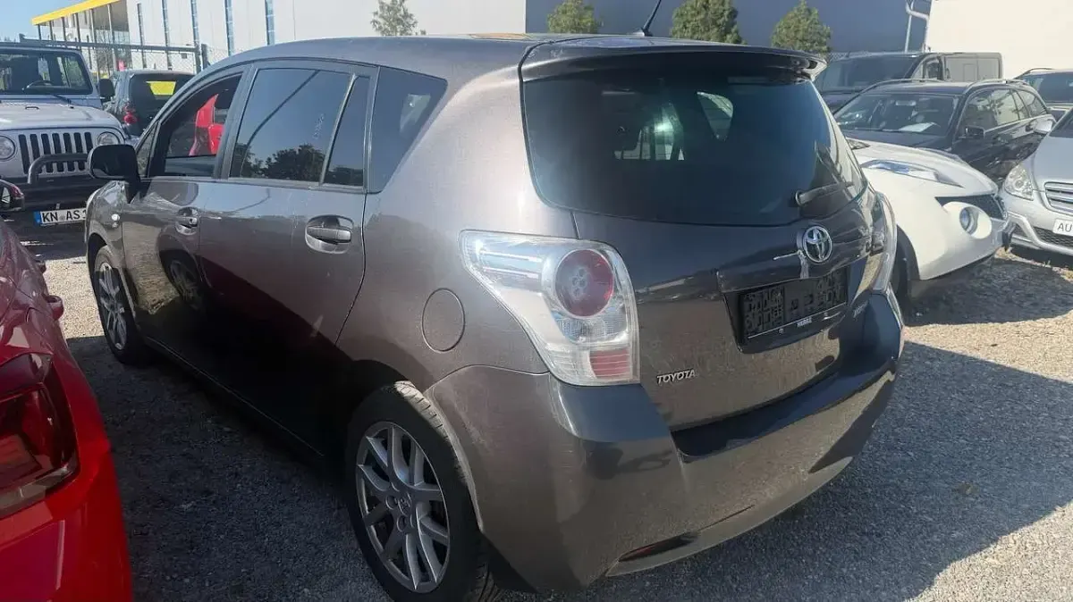 Gebraucht Toyota Verso Executive 150 PS (110 kW) 2009 Grey metallic Van / Kleinbus