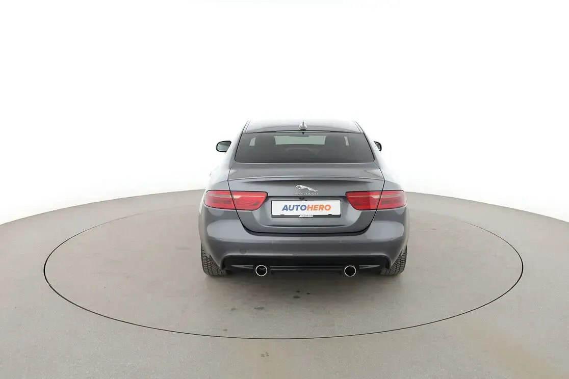 Gebraucht Jaguar XE R-Sport 180 PS (132 kW) 2015 Grau Limousine