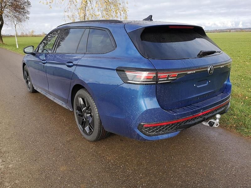 Neu VW Passat R-line 220 PS (161 kW) 2025 Reefblau metallic Kombi