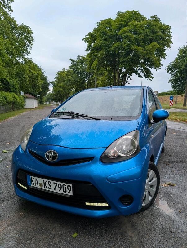Blau Gebraucht 2013 Toyota Aygo Kleinwagen | 3.500 € (Guter Preis) - Bild 1/4