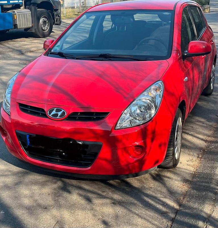 Gebraucht Hyundai i20 77 PS (56 kW) 2012 Rot Kleinwagen