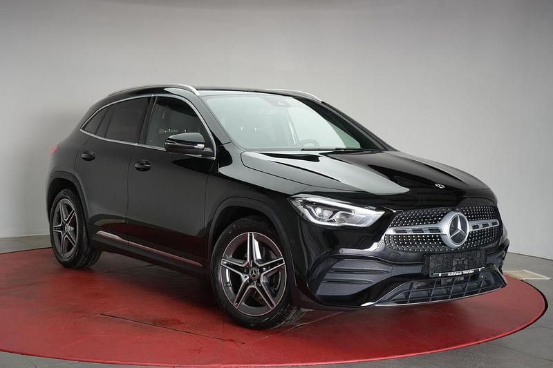 Nachtschwarz unilack Gebraucht 2021 Mercedes GLA200 AMG line SUV | 31.390 € (Fairer Preis) - Bild 1/4