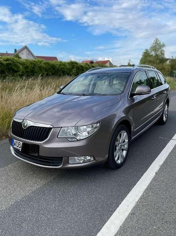 Violett Gebraucht 2011 Skoda Superb Elegance Kombi | 10.400 € (Teuer) - Bild 1/4