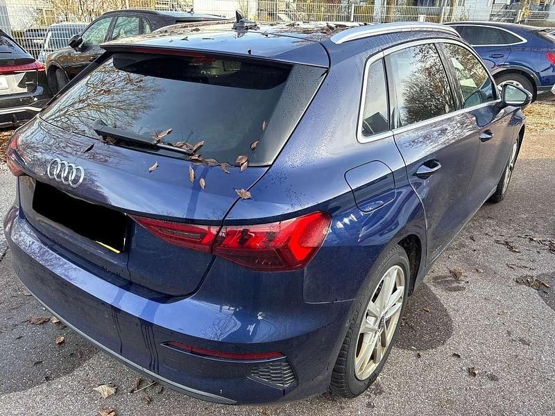 Gebraucht Audi A3 Edition .1 116 PS (85 kW) 2021 Blau Limousine