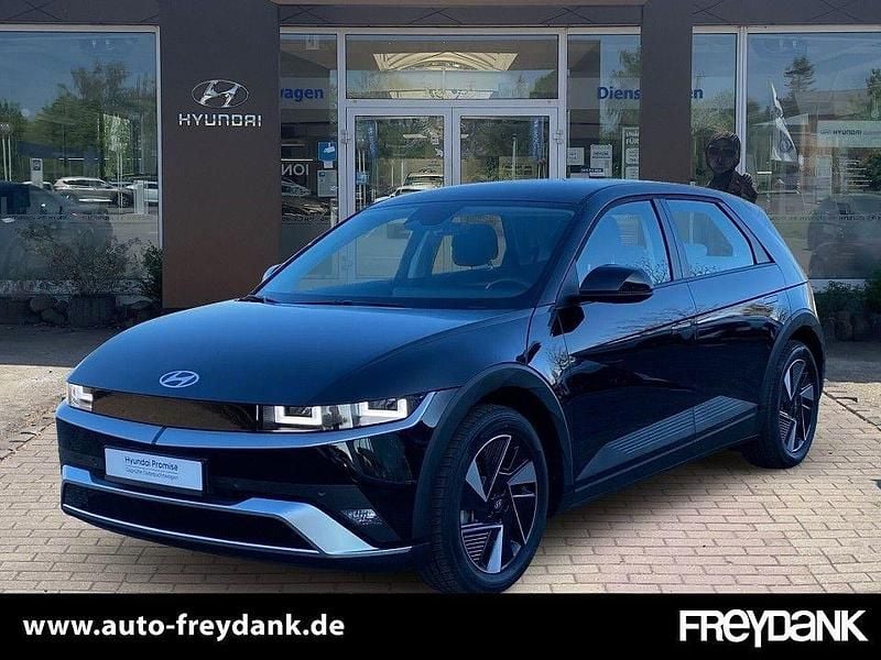 Abyss black Gebraucht 2025 Hyundai Ioniq Dynamiq Kleinwagen | 37.499 € (Superpreis) - Bild 1/4