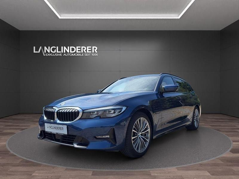 Phytonicblau metallic Gebraucht 2020 BMW 330e Sport Line Kombi | 27.900 € (Fairer Preis) - Bild 1/4