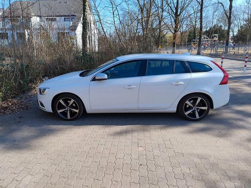 Gebraucht Volvo V60 R-Design 152 PS (111 kW) 2018 Weiß Kombi