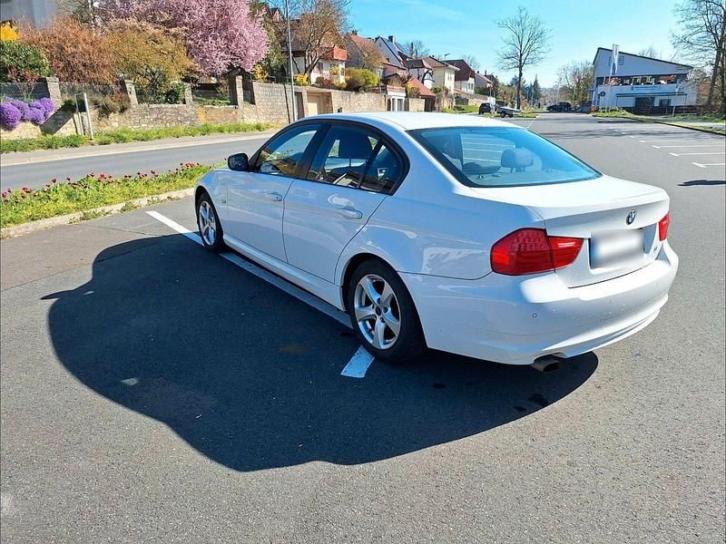 Gebraucht BMW 318 143 PS (105 kW) 2011 Weiß Limousine