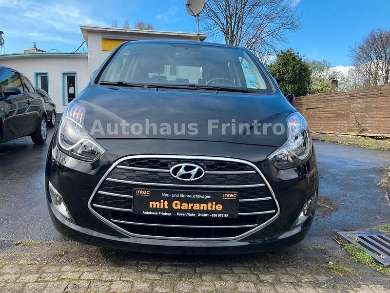 Gebraucht Hyundai i20 Space Plus 125 PS (91 kW) 2018 Phantom black Van / Kleinbus